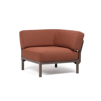 Vrtni kotni element Maximo v Terra barvi. Vrtni kotni element Maximo brez naslonjal za roke, s strukturo regenerirane smole z visoko vsebnostjo recikliranih