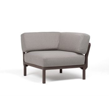 Vrtni kotni element Maximo v Terra barvi. Vrtni kotni element Maximo brez naslonjal za roke, s strukturo regenerirane smole z visoko vsebnostjo recikliranih