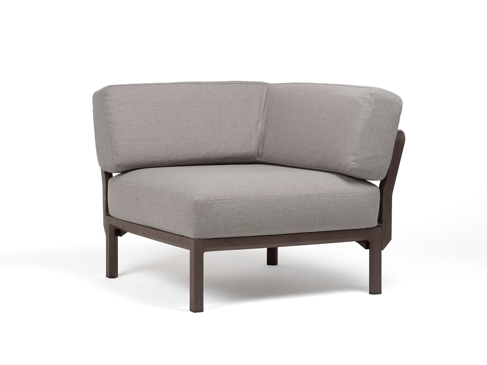 Vrtni kotni element Maximo v Terra barvi. Vrtni kotni element Maximo brez naslonjal za roke, s strukturo regenerirane smole z visoko vsebnostjo recikliranih