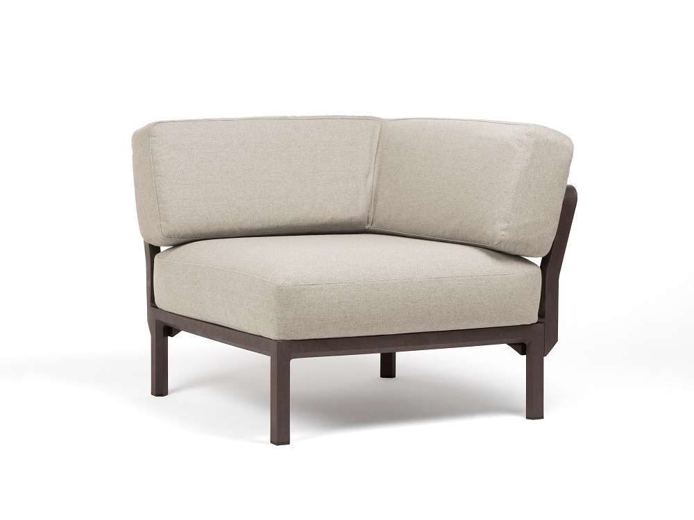 Vrtni kotni element Maximo v Terra barvi. Vrtni kotni element Maximo brez naslonjal za roke, s strukturo regenerirane smole z visoko vsebnostjo recikliranih