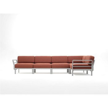 Vrtna sedežna garnitura Maximo 5 v Gesso barvi. Vrtna sedežna garnitura Maximo 5, s strukturo regenerirane smole z visoko vsebnostjo recikliranih materialov.