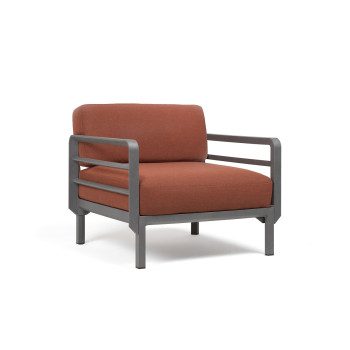 Vrtni fotelj Maximo v Basalto barvi. Vrtni fotelj Maximo z naslonjali za roke s strukturo regenerirane smole z visoko vsebnostjo recikliranih materialov. Okvir