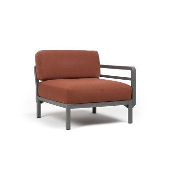 Vrtni stranki element Maximo v Basalto barvi. Vrtni stranski element Maximo z enim naslonjalom za roke s strukturo regenerirane smole z visoko vsebnostjo