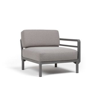 Vrtni stranki element Maximo v Basalto barvi. Vrtni stranski element Maximo z enim naslonjalom za roke s strukturo regenerirane smole z visoko vsebnostjo