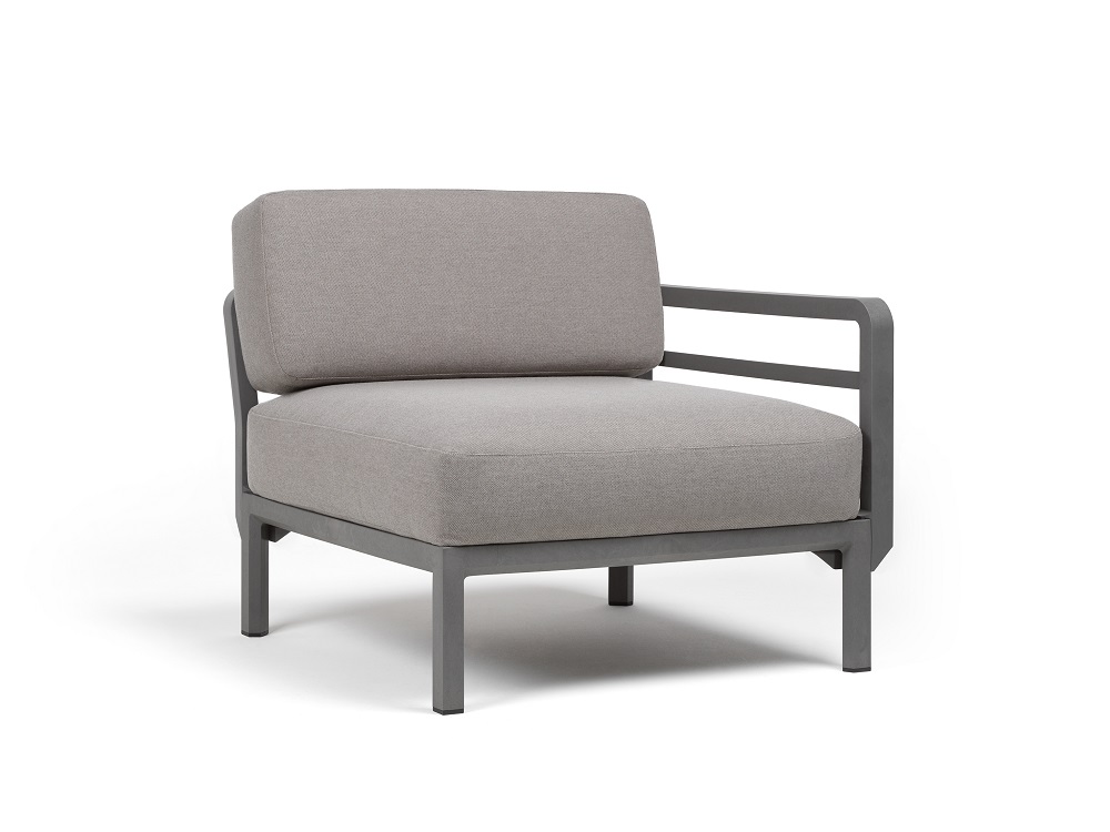 Vrtni stranki element Maximo v Basalto barvi. Vrtni stranski element Maximo z enim naslonjalom za roke s strukturo regenerirane smole z visoko vsebnostjo