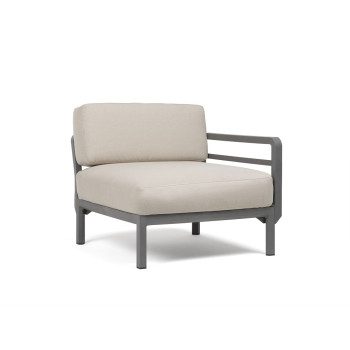 Vrtni stranki element Maximo v Basalto barvi. Vrtni stranski element Maximo z enim naslonjalom za roke s strukturo regenerirane smole z visoko vsebnostjo