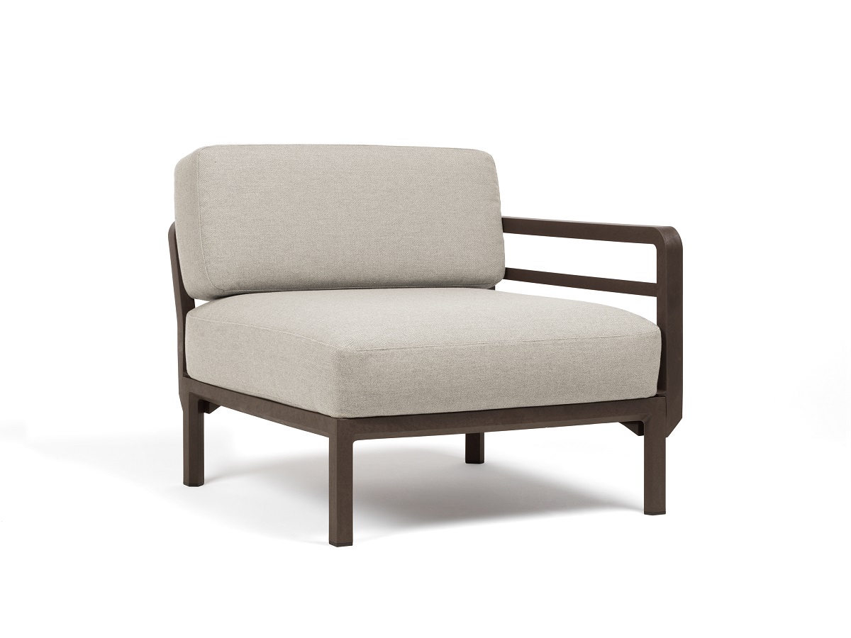 Stranski element MAXIMO - TERRA-Perla - Nardi Vrtni stranki element Maximo v Terra barvi. Vrtni stranski element Maximo z enim naslonjalom za roke s strukturo regenerirane smole z visoko vsebnostjo