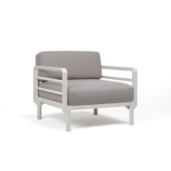 Vrtni fotelj Maximo v Gesso barvi. Vrtni fotelj Maximo z naslonjali za roke s strukturo regenerirane smole z visoko vsebnostjo recikliranih materialov. Okvir