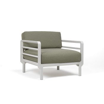 Vrtni fotelj Maximo v Gesso barvi. Vrtni fotelj Maximo z naslonjali za roke s strukturo regenerirane smole z visoko vsebnostjo recikliranih materialov. Okvir