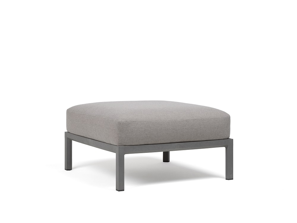 Vrtni tabure Maximo v Basalto barvi. Vrtni tabure Maximo, s strukturo regenerirane smole z visoko vsebnostjo recikliranih materialov. Okvir elementa je v barvi