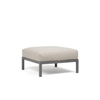 Vrtni tabure Maximo v Basalto barvi. Vrtni tabure Maximo, s strukturo regenerirane smole z visoko vsebnostjo recikliranih materialov. Okvir elementa je v barvi