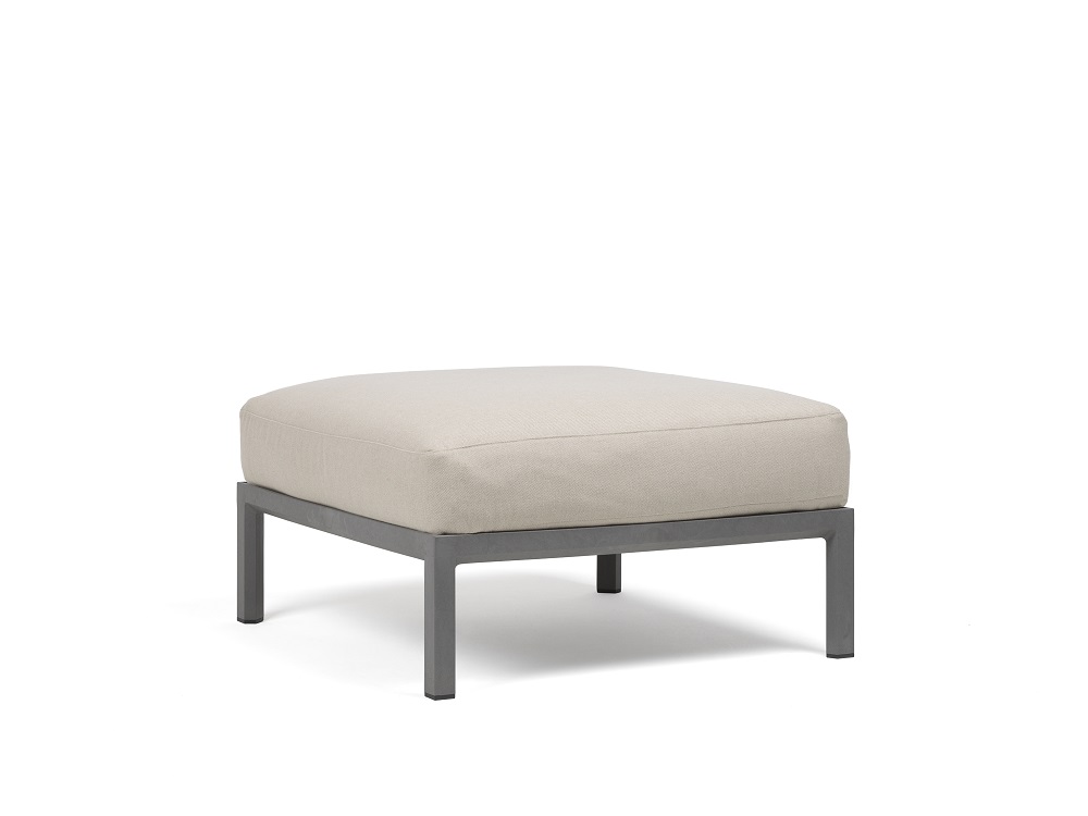 Vrtni tabure Maximo v Basalto barvi. Vrtni tabure Maximo, s strukturo regenerirane smole z visoko vsebnostjo recikliranih materialov. Okvir elementa je v barvi