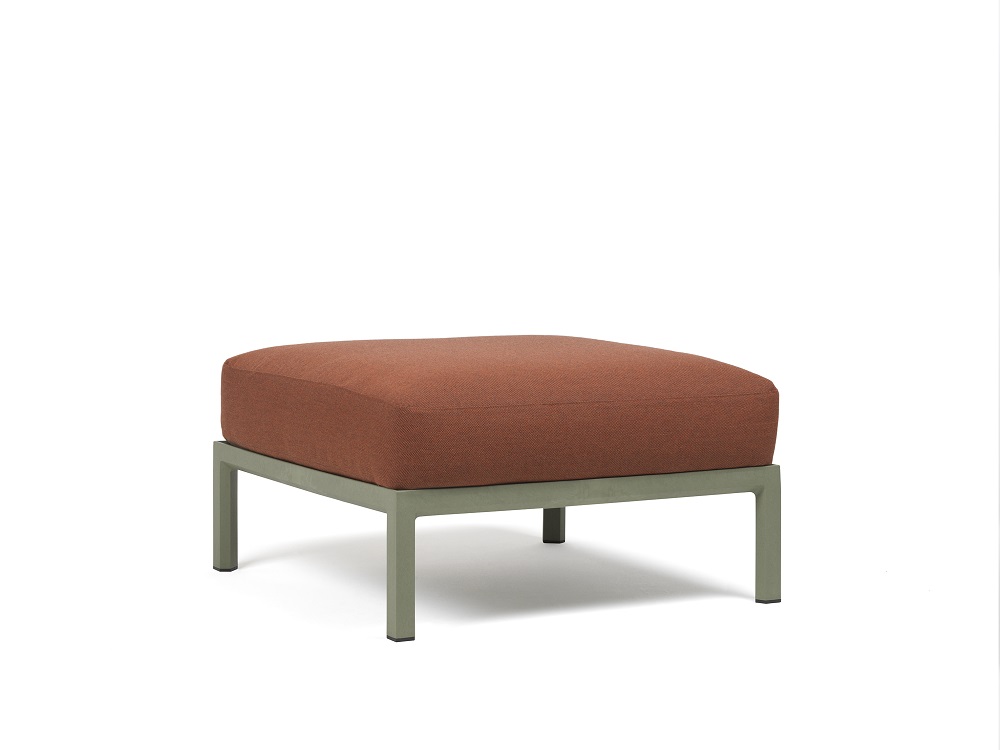 Vrtni tabure Maximo v Cactus barvi. Vrtni tabure Maximo, s strukturo regenerirane smole z visoko vsebnostjo recikliranih materialov. Okvir elementa je v barvi