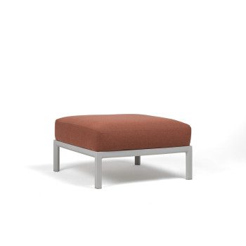 Vrtni tabure Maximo v Gesso barvi. Vrtni tabure Maximo, s strukturo regenerirane smole z visoko vsebnostjo recikliranih materialov. Okvir elementa je v barvi