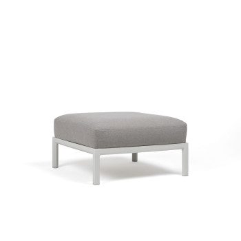 Vrtni tabure Maximo v Gesso barvi. Vrtni tabure Maximo, s strukturo regenerirane smole z visoko vsebnostjo recikliranih materialov. Okvir elementa je v barvi