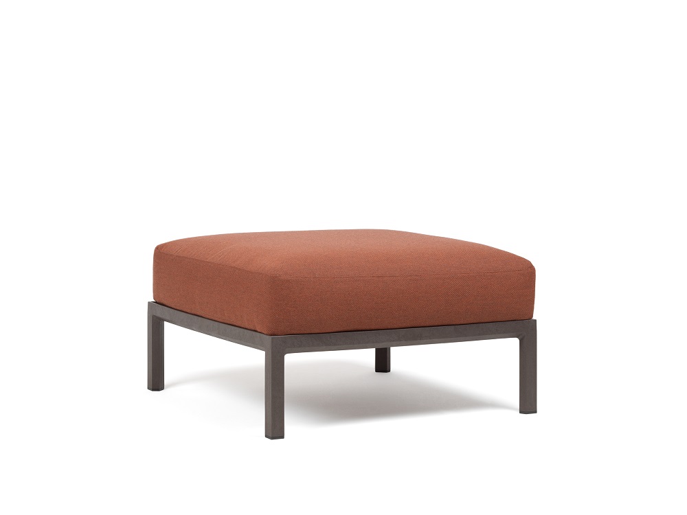 Vrtni tabure Maximo v Terra barvi. Vrtni tabure Maximo, s strukturo regenerirane smole z visoko vsebnostjo recikliranih materialov. Okvir elementa je v barvi