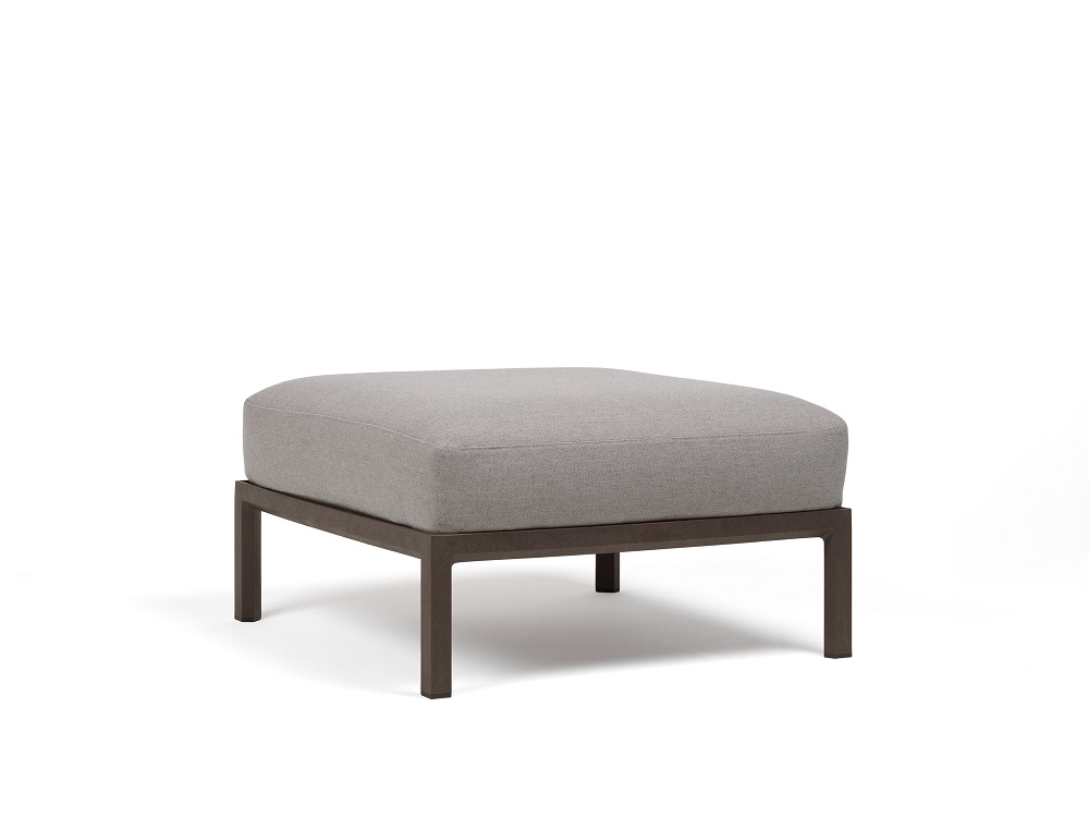 Vrtni tabure MAXIMO - TERRA-Lava - Nardi Vrtni tabure Maximo v Terra barvi. Vrtni tabure Maximo, s strukturo regenerirane smole z visoko vsebnostjo recikliranih materialov. Okvir elementa je v barvi