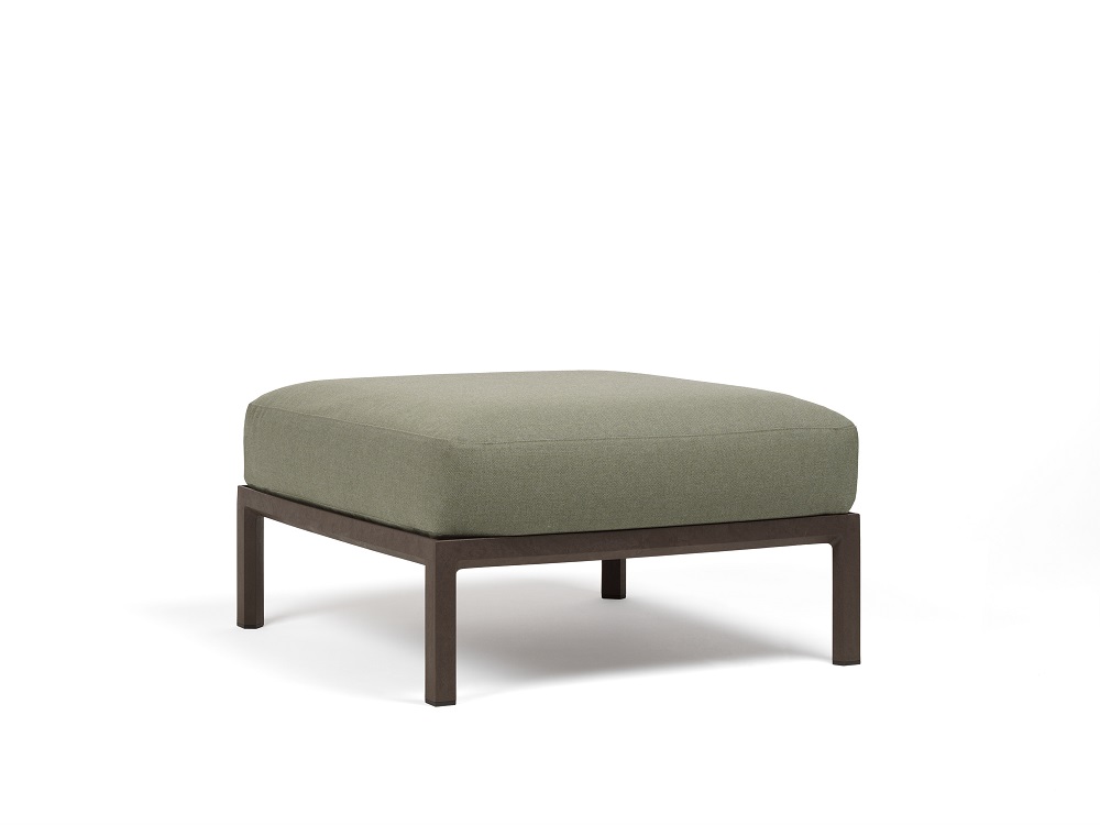 Vrtni tabure Maximo v Terra barvi. Vrtni tabure Maximo, s strukturo regenerirane smole z visoko vsebnostjo recikliranih materialov. Okvir elementa je v barvi