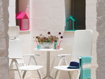 Vrtna miza SPRITZ + 2x počivalnik DARSENA. Vrtna miza Spritz v beli barvi, lahko enostavno sestavimo in razstavimo. K mizi je priložen komplet za namestitev