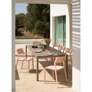 Vrtna garnitura TEVERE 147+ 6X Vrtni stol TRILL. Raztegljiva vrtna miza TEVERE 147, priznanega Italijanskega proizvajalca NARDI. Plošča mize je iz enakomerno