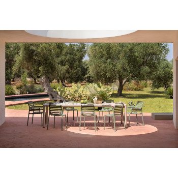 Vrtna miza TEVERE 210+ 8x Vrtni stol DOGA. Raztegljiva vrtna miza TEVERE 210, priznanega Italijanskega proizvajalca NARDI. Plošča mize je iz enakomerno