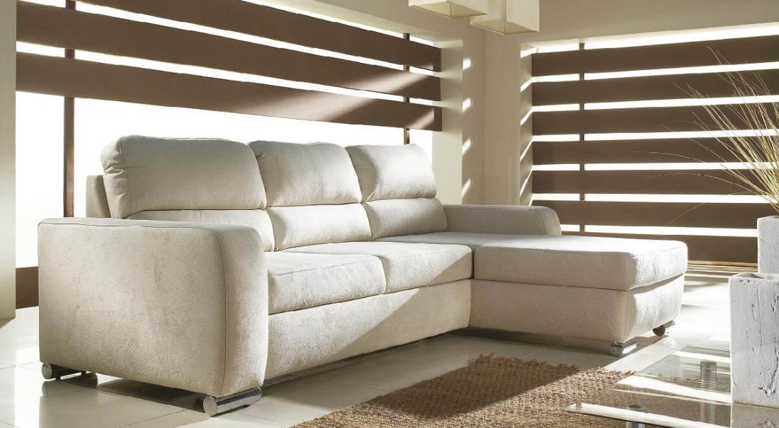 Raztegljiva sedežna garnitura NIKO (različne barve) Raztegljiva sedežna garnitura NIKO. je izjemno prijetnega izgleda, primerna za udoben počitek v dnevnem prostoru. Garnitura vsebuje raztegljivo ležišče