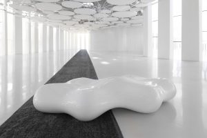 Klop z motivom laveLava je valovita, oblaku podobna klop, resnično ogromna organska kroglasta skulptura , ki jo je zelo težko dobiti s proizvodnim postopkom, kot je tehnika rotomouldinga.

Lava s svojo avantgardno in izvirno obliko ustvarja prijeten, naraven in sproščujoč prostor za druženje ali povezovanje v katerem koli notranjem in zunanjem prostoru.

Za poseben pridih v omenjenem prostoru lahko v Lavo vključimo varčne ali LED RGB sijalke . Ta možnost bo zagotovo očarala opazovalca ... bolj spektakularno in prijetno okolje.