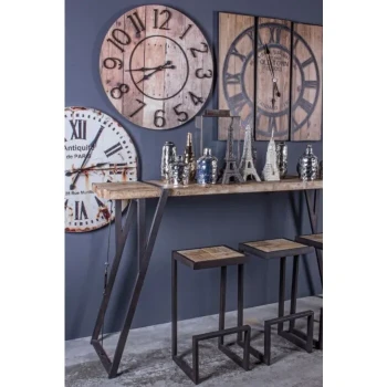 Barski stol BLOCKS ima kovinsko ogrodje, sedišče je v videzu jelovine. Dimenzije: širina: 36cm globina: 32cm višina: 47cm