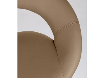 Barski stol CHEYENNE taupe ima strukturo iz kromiranega jekla in podložen sedež, oblečen v umetno usnje. Material: - Jeklo - Umetno usnje Barva: - Taupe