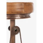 Barski stol CYCLE je dobavljiv v rjavi barvi. Noga je kovinska z bakreno oblogo, sedež pa je oblečen v usnje. Dimenzije: širina: Ø42cm višina: 80hcm