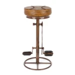 Barski stol CYCLE je dobavljiv v rjavi barvi. Noga je kovinska z bakreno oblogo, sedež pa je oblečen v usnje. Dimenzije: širina: Ø42cm višina: 80hcm