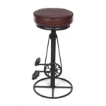 Barski stol CYCLE je dobavljiv v črno-rjavi kombinaciji. Noga je kovinska, sedež je oblečen v usnje. širina: Ø42cm višina: 80hcm višina: 80cm