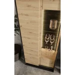 Dnevni regal KVIN je kompakten ter očarljiv set primeren za vsako hišo. Njegova artisan hrast barva bo vzbudila občutek domačnosti, hkrati pa črna barva