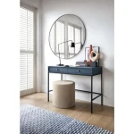 Dnevni regal MORNAR je narejen po modernih smernicah - črne in visoke kovinske noge, moderna oblika in temno modra barva, ki poudarja eleganco in modernost.