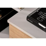 Dnevni regal ROLI je modernega dizajna. Kombinacija hrasta in svetlo sive barve se bo podala v vsak prostor. Narejen je iz kvalitetne iverne plošče. Ročke