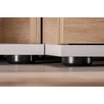 Dnevni regal ROLI je modernega dizajna. Kombinacija hrasta in svetlo sive barve se bo podala v vsak prostor. Narejen je iz kvalitetne iverne plošče. Ročke