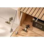 Dnevni regal SOLE je modernega dizajna. Kombinacija preprostega in privlačnega dizajna se bo podal v vsak prostor. Narejen je iz kvalitetne iverne plošče.