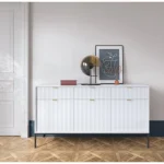 Dnevni regal SPIKA bela je eleganten in brezčasen predlog za moderne dnevne sobe. Zaradi svoje preproste oblike in vitke noge je vzdrževanje veliko lažje.