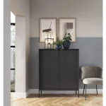 Dnevni regal SPIKA črna je eleganten in brezčasen predlog za moderne dnevne sobe. Zaradi svoje preproste oblike in vitke noge je vzdrževanje veliko lažje.