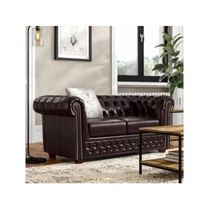 Dvosed LORENA 2 temno rjava Osvežite svojo dnevno sobo z vzmetenim trosedom LORENA, ki je udoben in kvaliteten. Oblazinjen je v umetnem usnju. Lesene nogice pa mu dodajo klasičen in