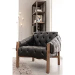 Fotelj HARRISON je dobavljiv v črni barvi. Okvir je narejen iz lesa, kar zagotavlja dodatno stabilnost in eleganco. Prevleka je iz elegantnega umetnega usnja.