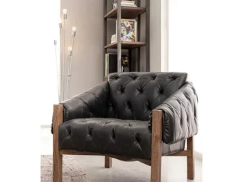 Fotelj HARRISON je dobavljiv v črni barvi. Okvir je narejen iz lesa, kar zagotavlja dodatno stabilnost in eleganco. Prevleka je iz elegantnega umetnega usnja.