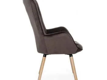 Fotelj JULIET rjava je izjemen fotelj ki združuje vrhunsko eleganco z visokokakovostnim materialom. Lesena konstrukcija in bukove noge zagotvaljajo dolgo