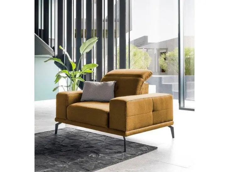 Fotelj ROBI Fotelj ROBI je izjemno udoben. Masivne kovinske noge se lepo ujemajo s klasičnim videzom fotelja. Polnjen je z HR peno in ima nastavljiv naslon za glavo ter