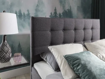 Francoska postelja INES je sestavljena iz visoke vzmetnice in velikega oblazinjenega okvirja. Ležišče je narejeno iz Bonnell vzmetenja, visoko 20 cm.