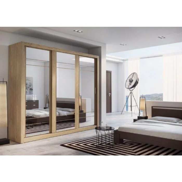 Garderobna omara KALIJA Garderobna omara KALIJA s tremi drsnimi vrati in ogledali. Omara vsebuje obešalni del kakor tudi police. Izdelana je iz laminirane plošče z ABS robovi.