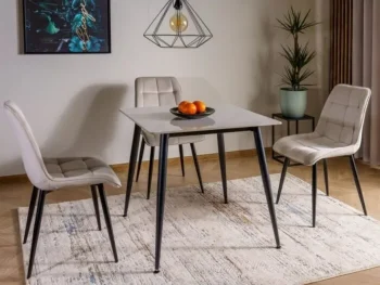 Jedilna miza RIONA je elegantna in priročna jedilna miza, ki se prilega v vsak prostor. Mizna plošča je narejena iz kakovostne keramike v sijaj beli barvi.