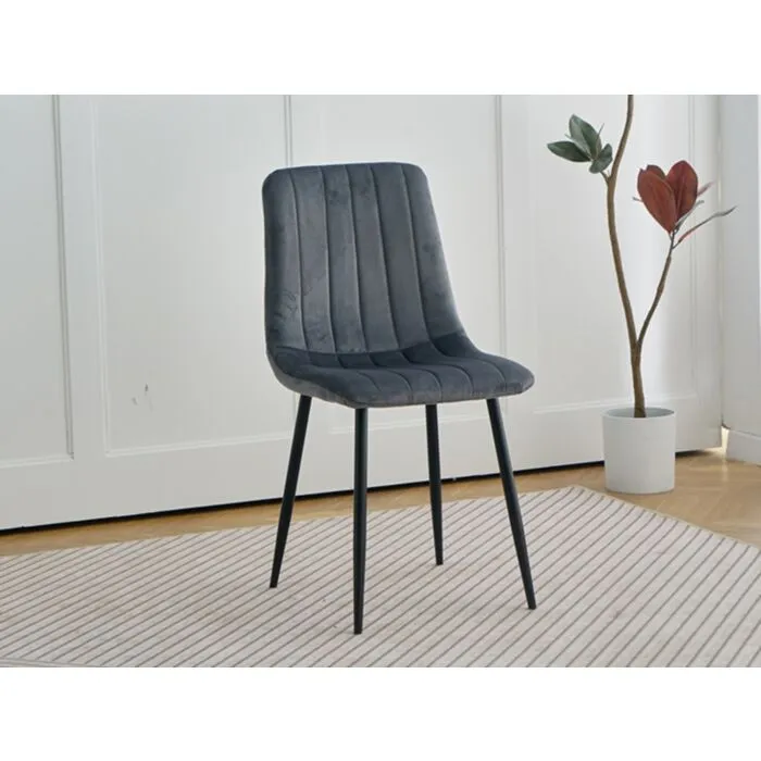 Jedilni stol FOXY velvet siva Jedilni stol FOXY velvet siva je odlična rešitev za kombiniranje v minimalističen ali industrijski stil prostora. Kombinacija sivega prešitega blaga s