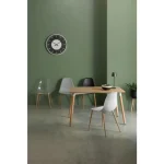 Jedilni stol MANDI je eleganten in moderen, podal se bo v vsako jedilnico. Na voljo je v beli barvi, s kovinskimi nogami v videzu lesa. Sedalni del je iz