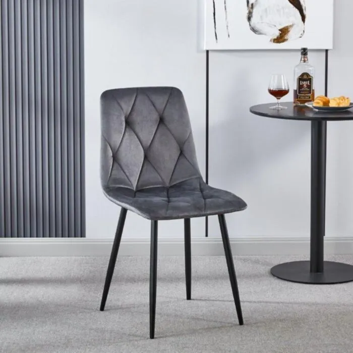 Jedilni stol MILA 2 velvet siva Jedilni stol MILA 2 velvet siva je odlična rešitev za kombiniranje v minimalističen ali industrijski stil prostora. Kombinacija sivega prešitega blaga s